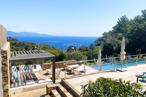 Villa contemporaine vue mer au Cap Bnat
