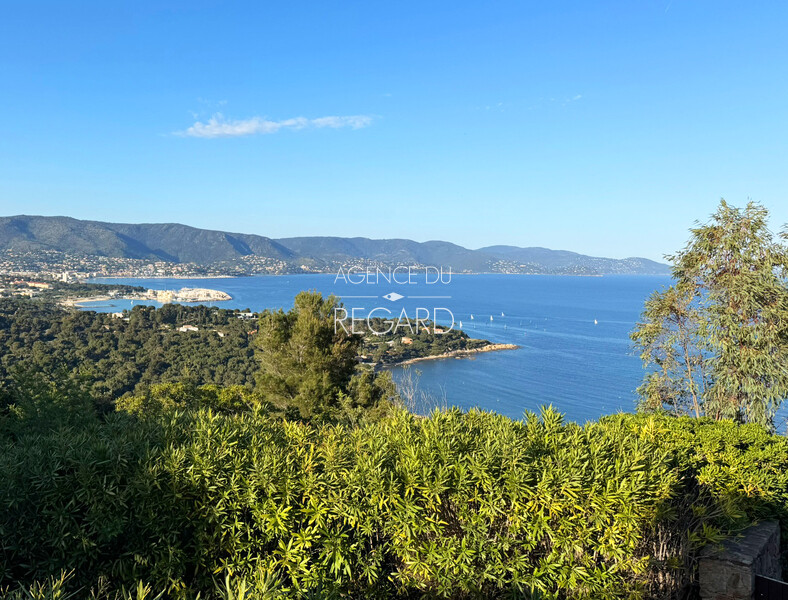 Proprit vue mer au Gaou Bnat avec garage  bateau.... CETTE PROPRIETE EST PASSEE SOUS OFFRE D'ACHAT PAR L'AGENCE DU REGARD