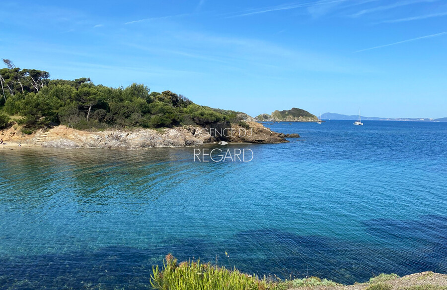 Propri�t� vue mer � Giens, � 2 mn seulement minutes � pied de la plage...