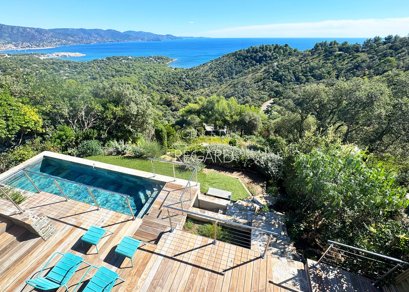 Gaou B�nat, en position dominante avec vue mer