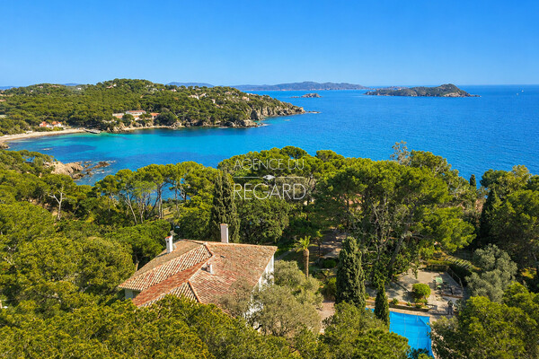 Propri�t� en 2�me rang sur la mer � Giens
